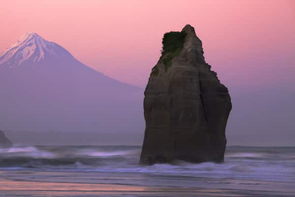 Tongaporutu mettant en vedette montagnes, cÎte escarpée et coucher de soleil