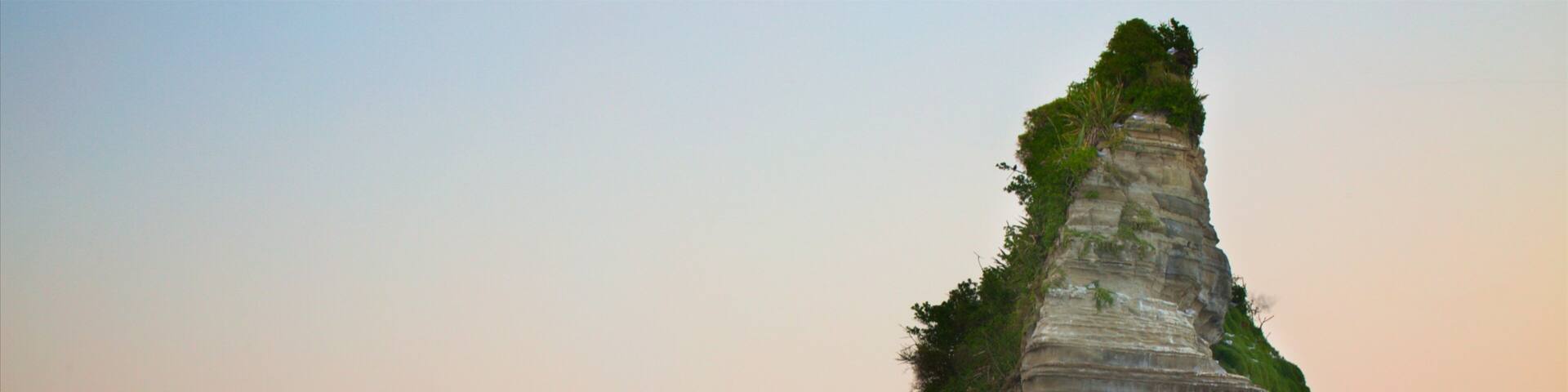 The Three Sisters featuring rocky coastline, mountains and surf