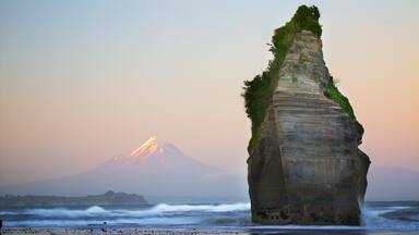 The Three Sisters featuring rocky coastline, mountains and surf