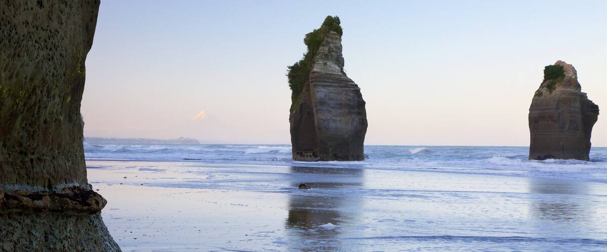 The Three Sisters showing a sunset, a sandy beach and island views