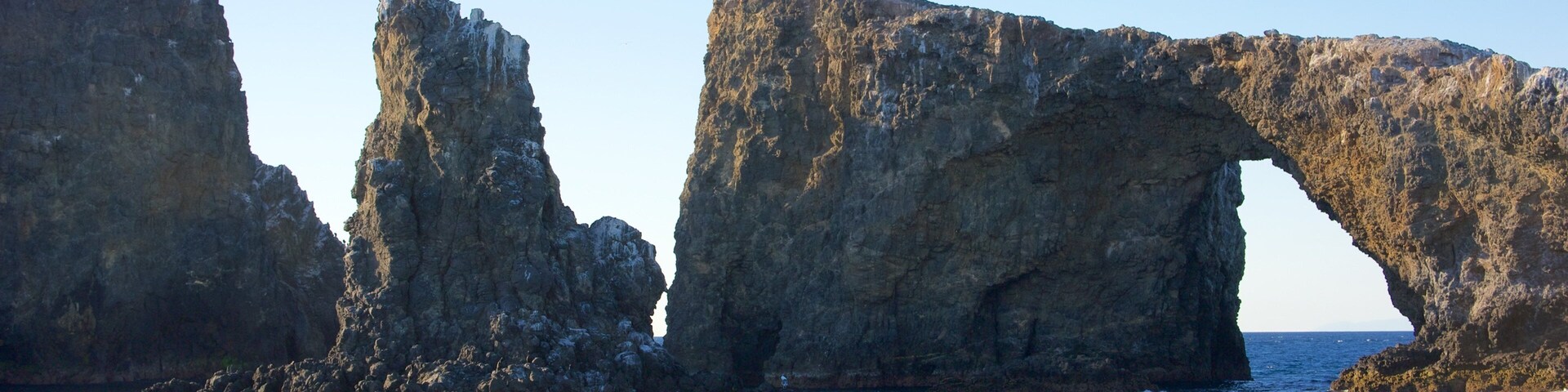 Ventura mit einem allgemeine Küstenansicht und Felsküste