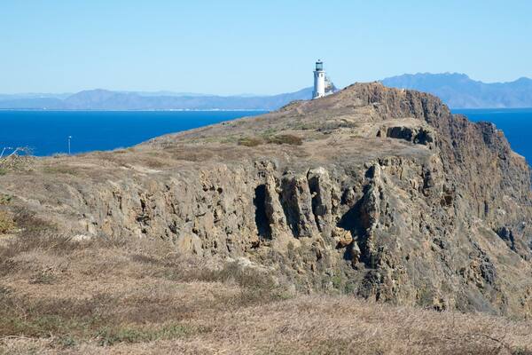 Ventura welches beinhaltet Leuchtturm und schroffe Küste