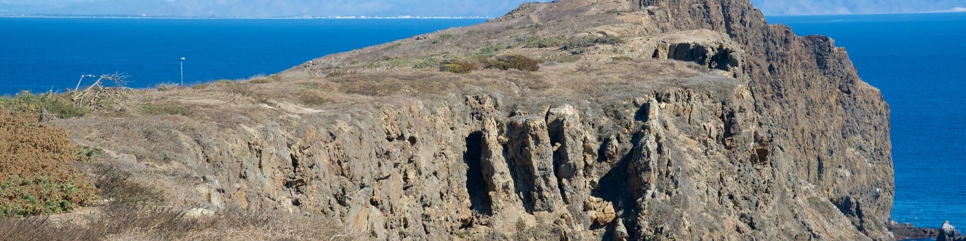 Ventura caracterizando um farol e litoral acidentado