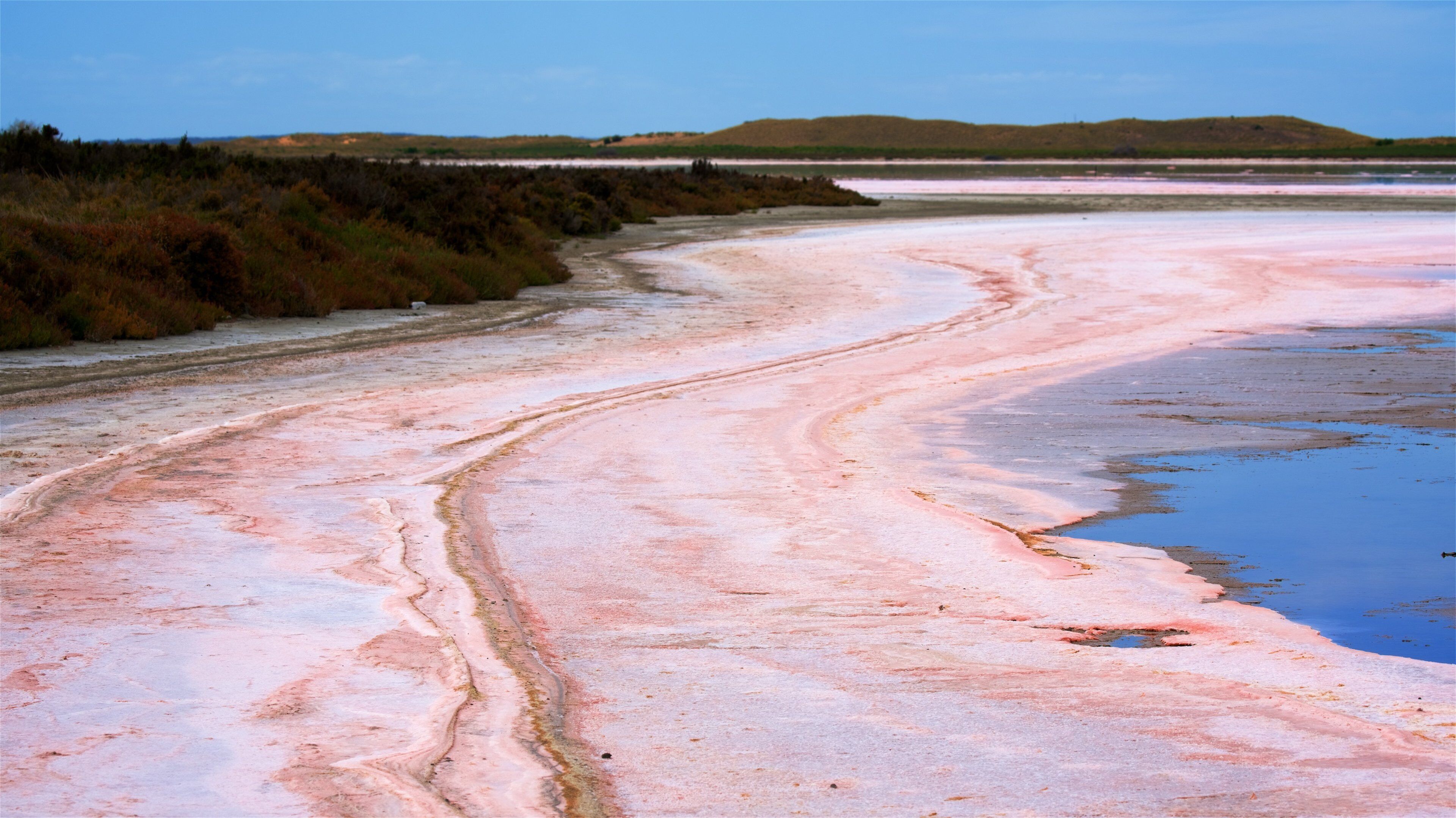 Tailem Bend bevat vredige uitzichten en een rivier of beek