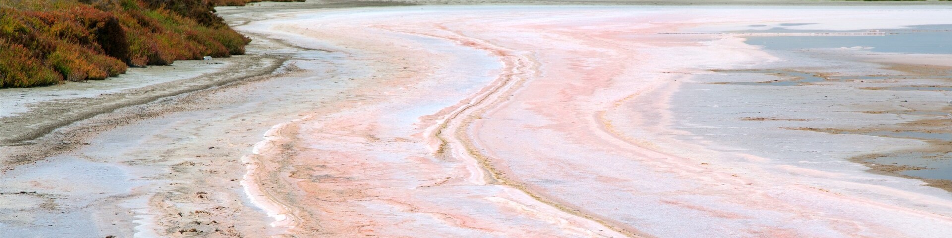 Tailem Bend mostrando situaciones tranquilas y un lago o laguna