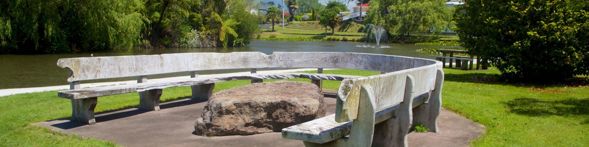 Waihi ofreciendo jardín y un río o arroyo