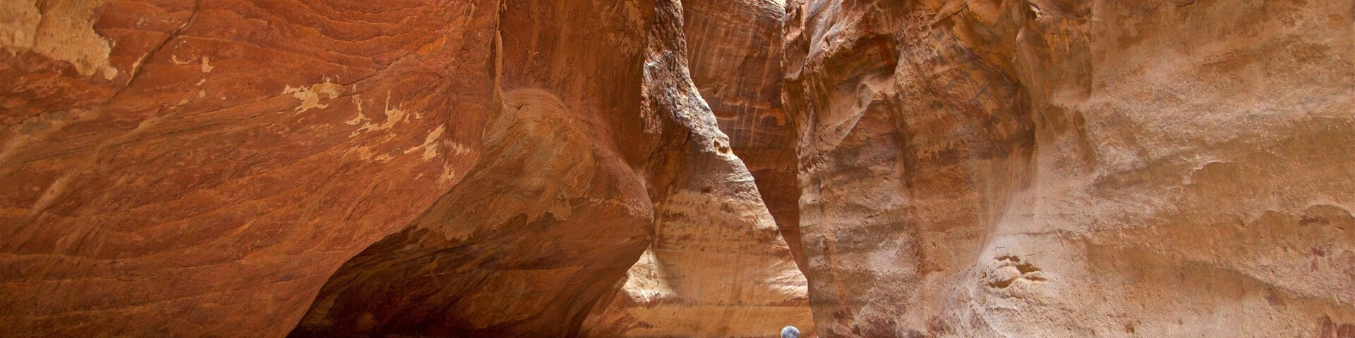 Jordanien welches beinhaltet Schlucht oder Canyon sowie Paar