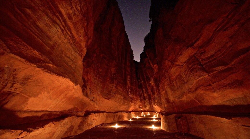 Wadi Musá mostrando escenas nocturnas y un barranco o cañón