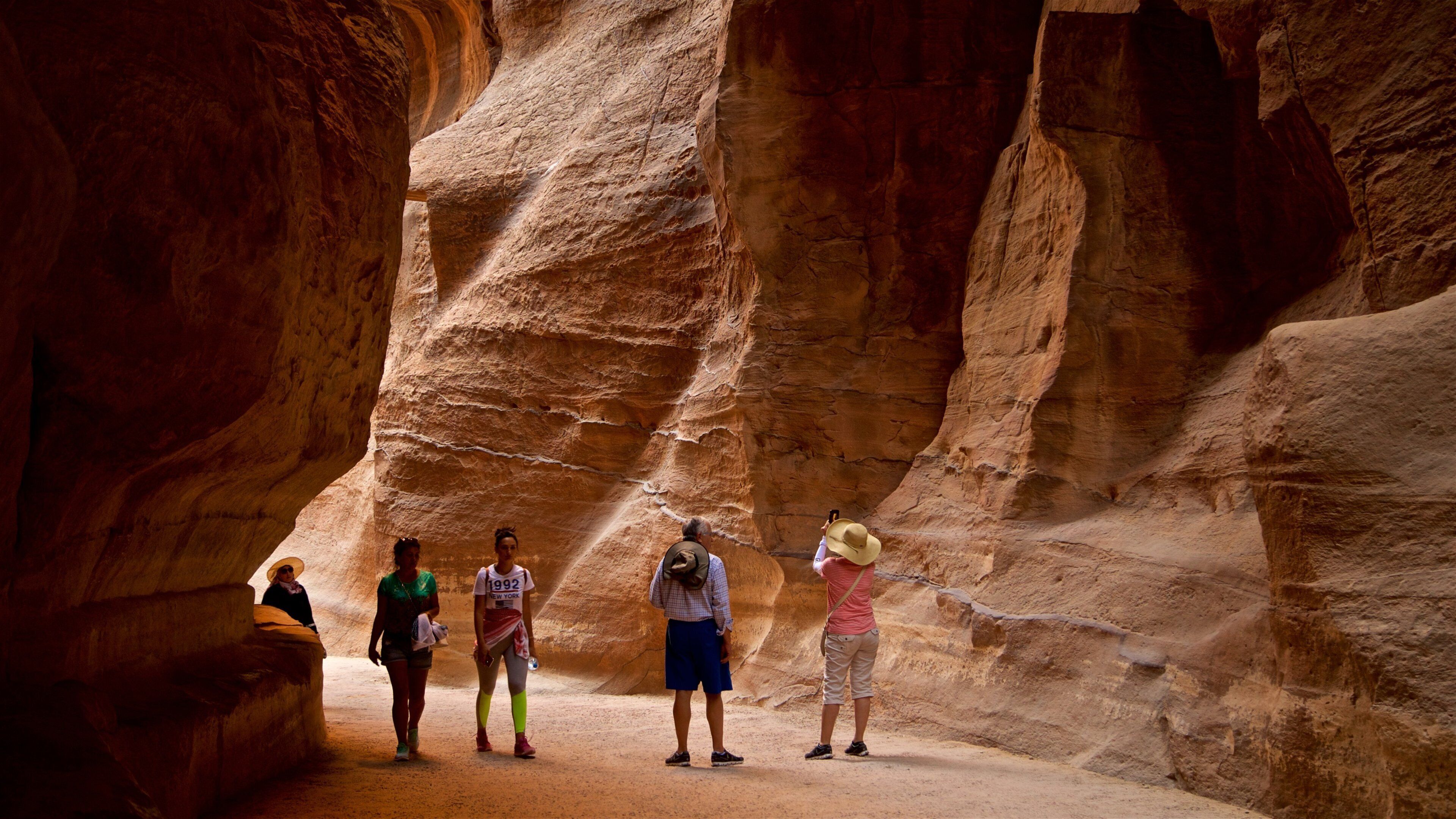 Wadi Musá mostrando un barranco o cañón y también un pequeño grupo de personas