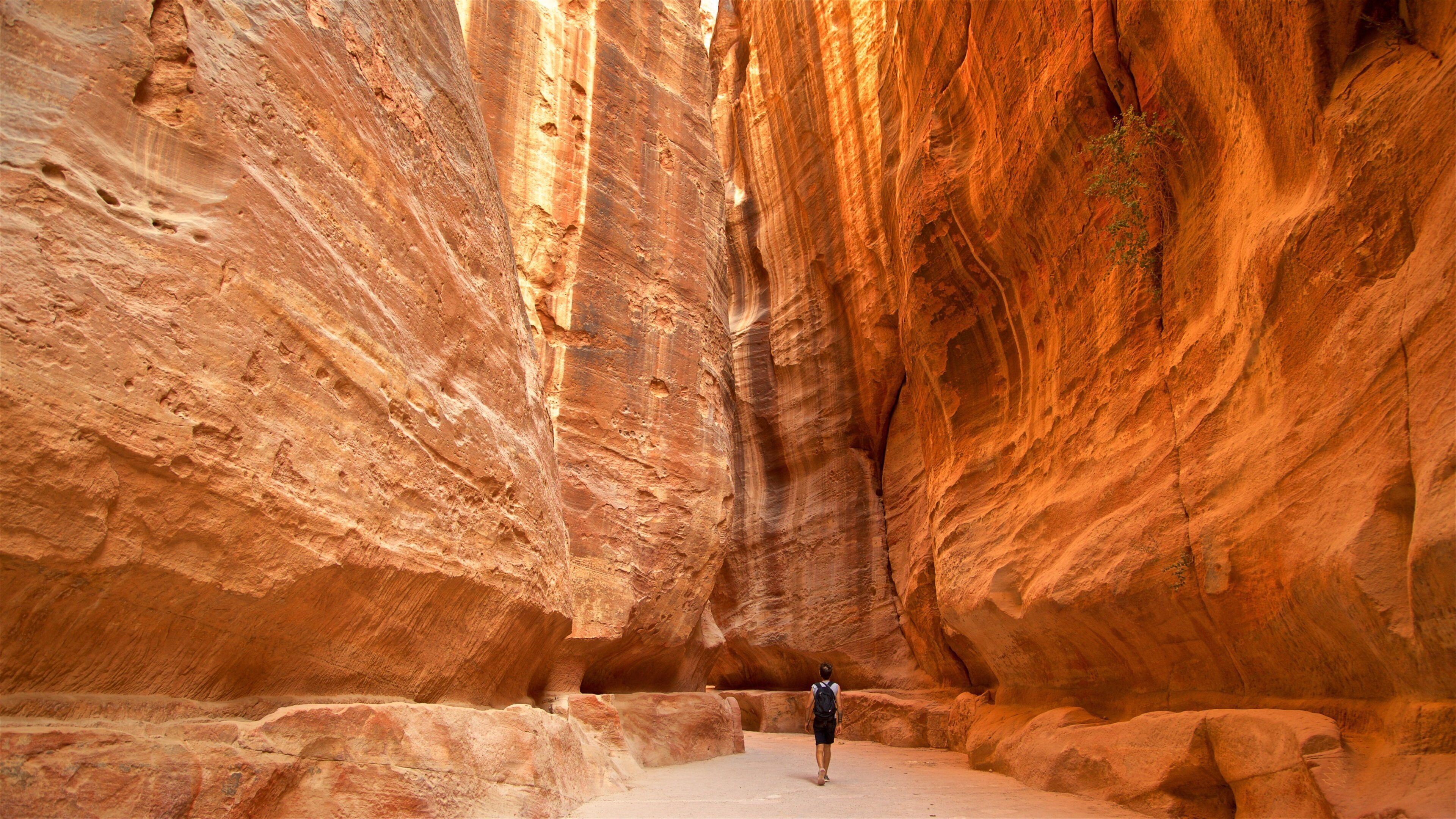 Wadi Musa som viser en kløft eller slugt såvel som en mand