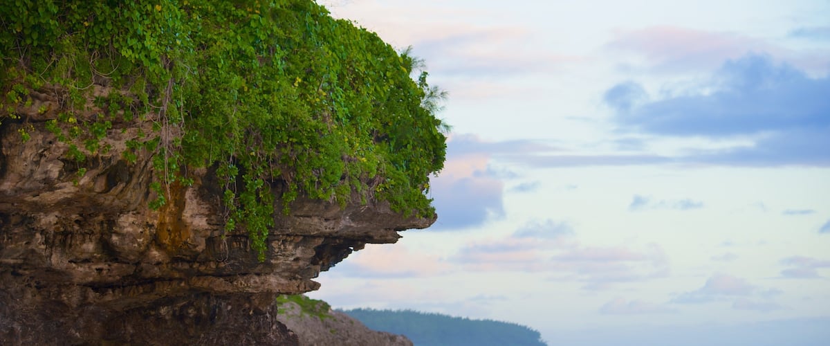 Atiu mostrando costa escarpada