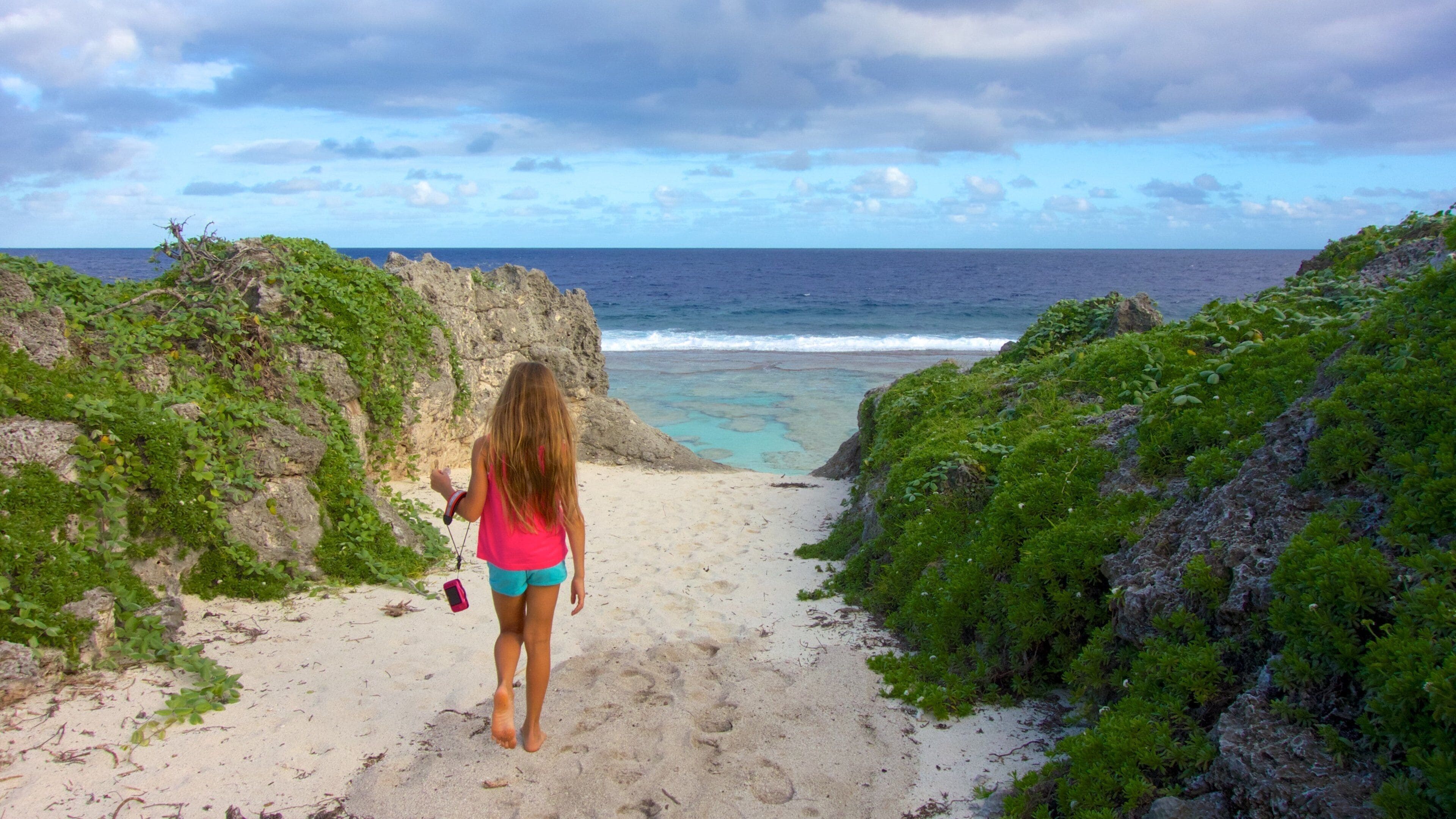 Atiu fasiliteter samt kyst i tillegg til et barn