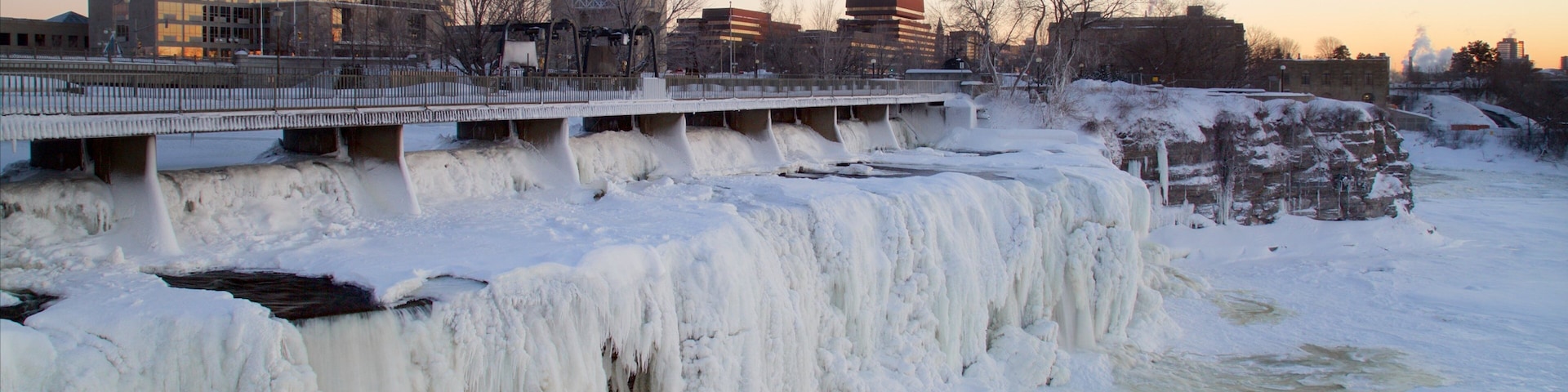 Ottawa que inclui uma ponte, neve e uma cascata