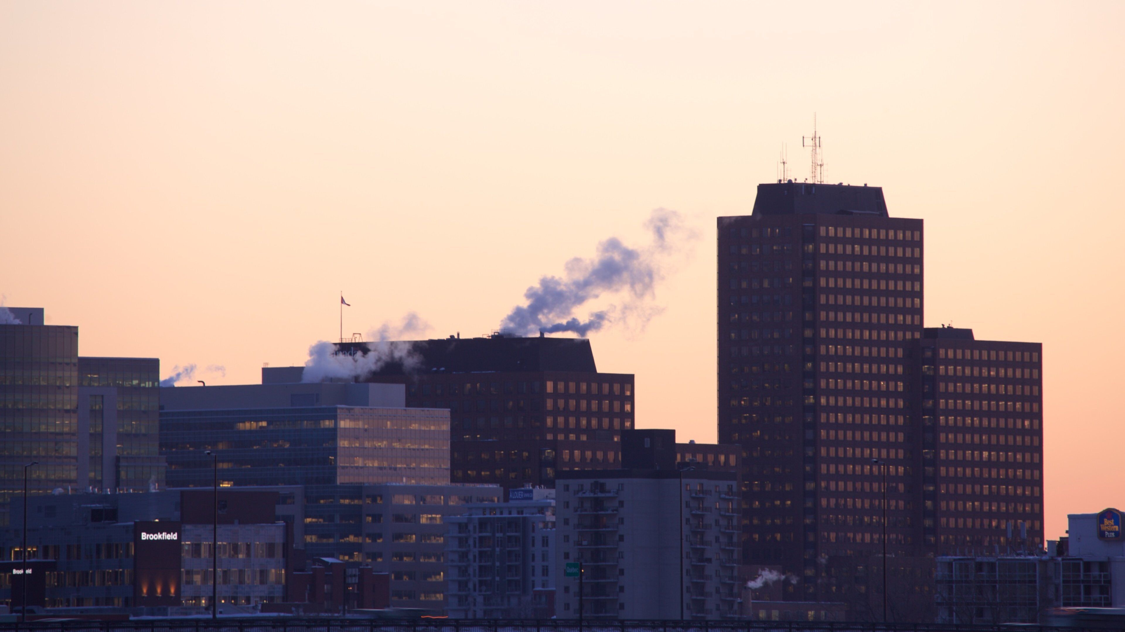 Ottawa som visar en solnedgång, skyline och en stad