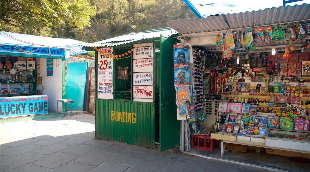 Mussoorie featuring markets