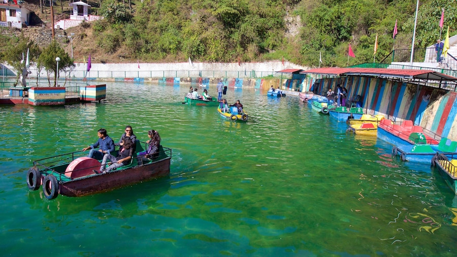 Mussoorie qui includes kayak ou canot et un lac ou un point dâeau aussi bien que un petit groupe de personnes