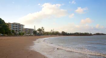 Gladstone que incluye vista general a la costa y una playa de arena