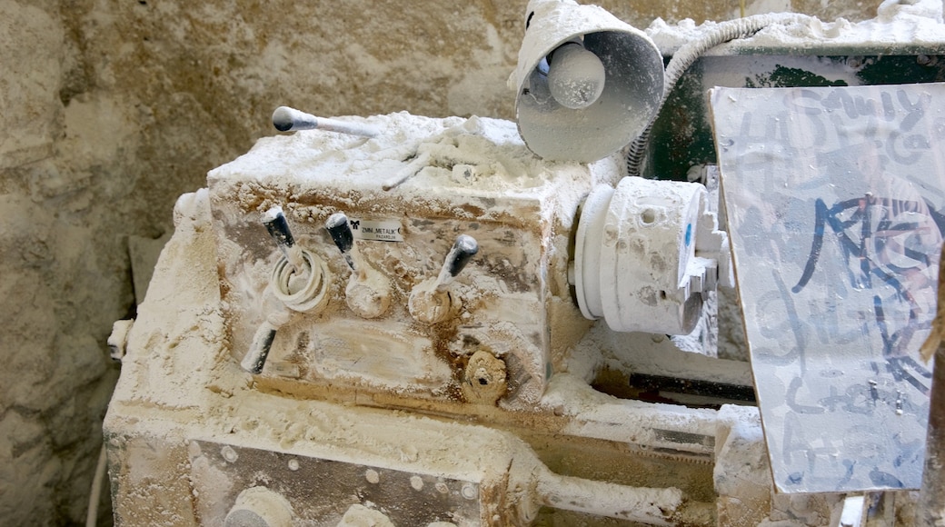 Volterra fasiliteter samt kunst og monument