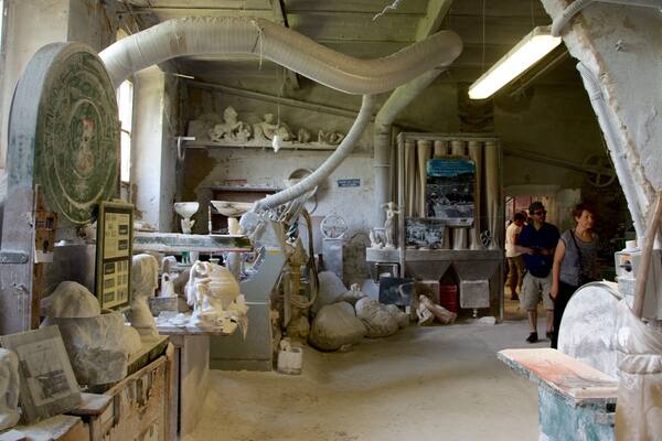 Volterra welches beinhaltet historische Architektur, Innenansichten und Geschichtliches