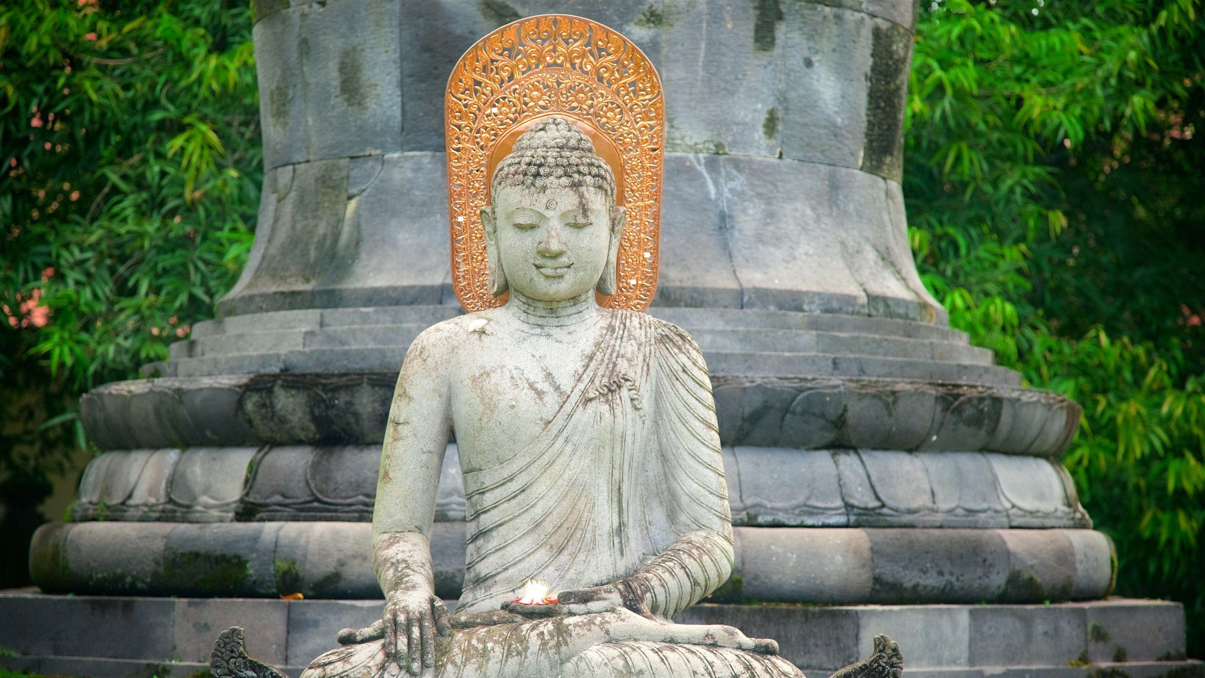 Magelang que incluye una estatua o escultura y elementos patrimoniales