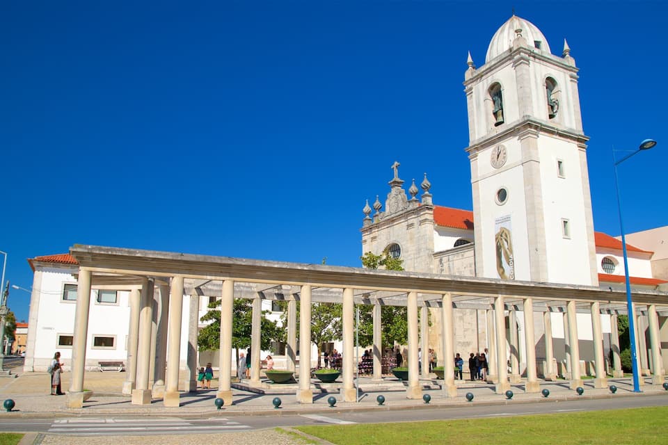 Una iglesia histórica con un campanario y un pórtico.
