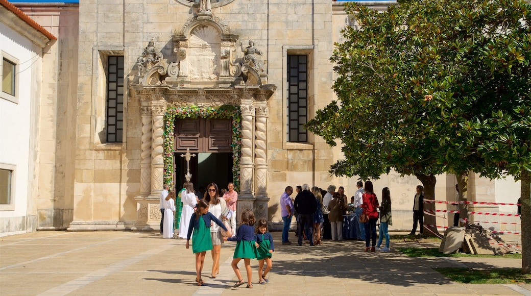 Aveiro toont historisch erfgoed en ook een klein groepje mensen
