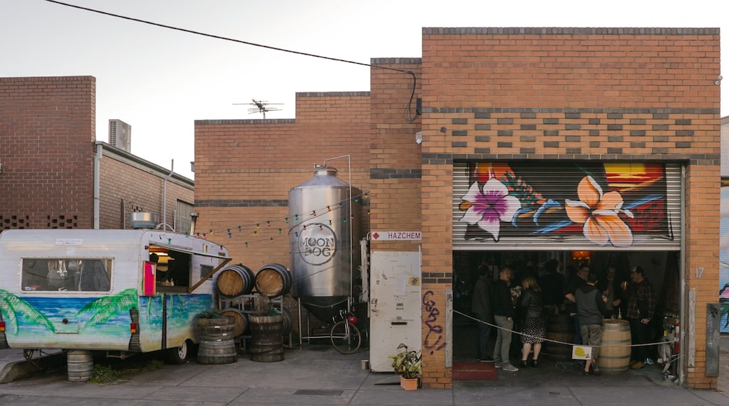 Moon Dog Craft Brewery showing outdoor art