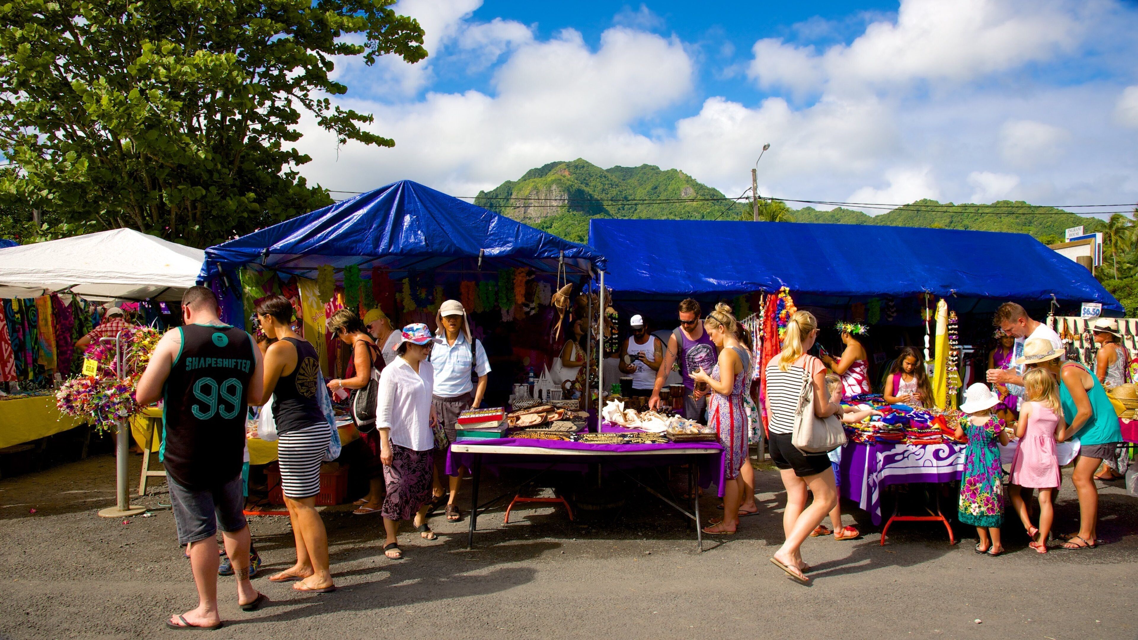 Rarotonga showing markets and street scenes