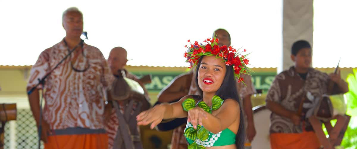 Rarotonga mostrando espectáculos callejeros y también una mujer