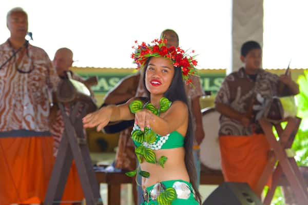 Rarotonga mettant en vedette art de rue aussi bien que femme
