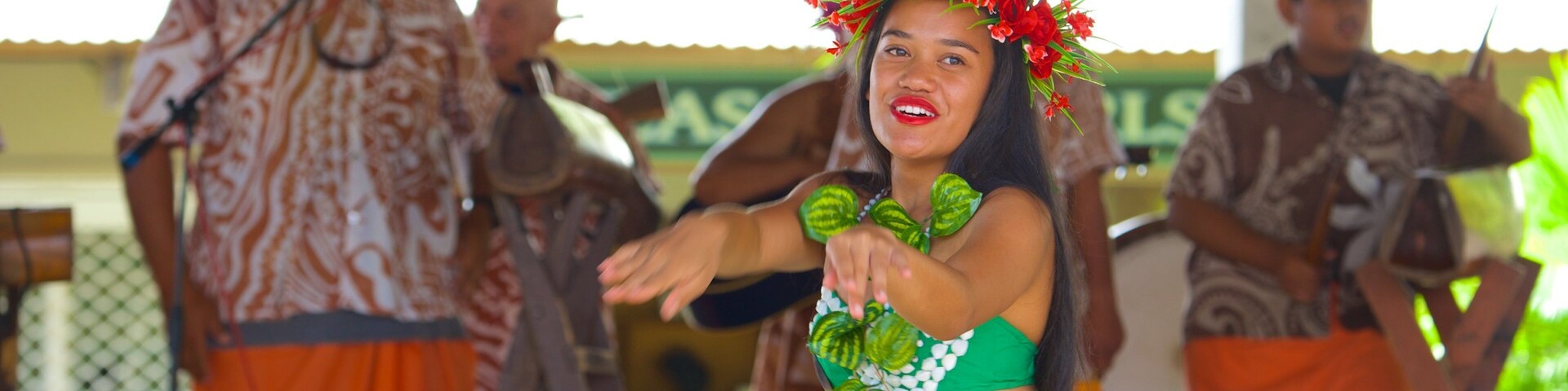 Rarotonga das einen StraĂenkunst sowie einzelne Frau