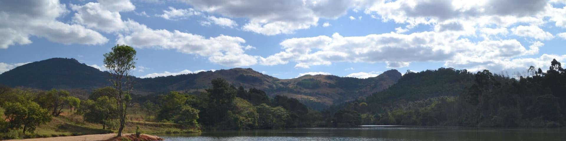 Mlilwane Wildlife Sanctuary is not just about animals. It provides an amazing landscape. Take a walk or rent a mountainbike, and explore every corner of this peaceful place. Beware of crocodiles by the water though. :)
http://www.earthseeing.com/swaziland-night-listen-sound-animals/
#mlilwane #africa #swaziland #landscape #nature #BestOf5