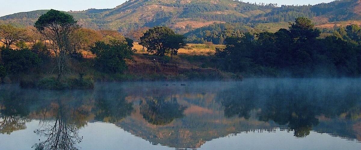 Mlilwane Wildlife Sanctury is one of the Big Game Parks in Swaziland. You can make hikes in the park, on foot or horseback, between the various antilopes and zebra. In the middle of the park is a big lake (be careful there are crocodiles...) which is a lovely setting, especially to watch the sunset or sunrise.