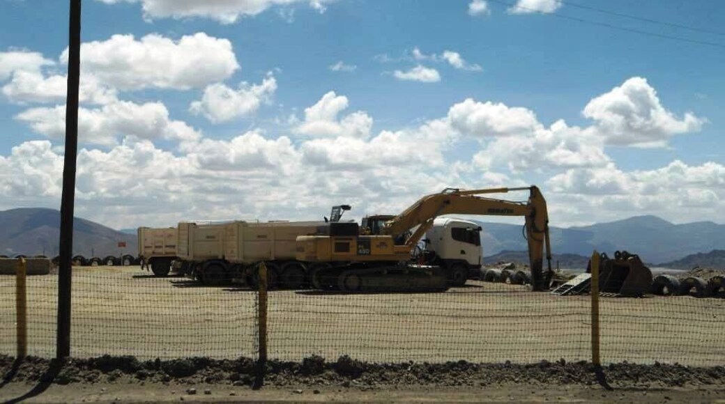 mina el aguilar, un impresionante lugar, donde se extraen minerales, se encuentra a 40 km de la ruta. Dentro del lugar es como un pueblo , hay clubes, escuelas, de todo, todos mineros.