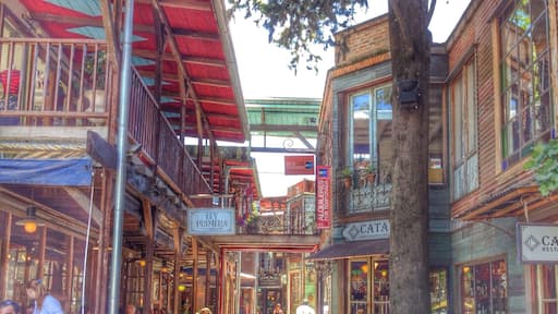 Mercado de Maschwitz. Una galería con muchos restaurants, hay para todos los gustos / Maschwitz market. A small place with a lot of restaurants w different types of cuisine.
