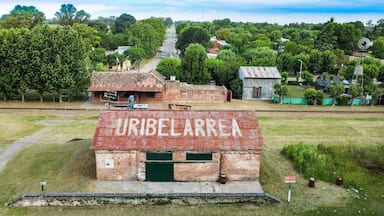 Zona rural con un edificio grande identificado como