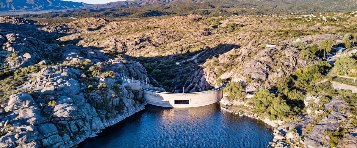 Represa famosa denominada "Dique El Cajón" ubicado en la ciudad de Capilla del Monte, Provincia de Córdoba, Argentina, con el cerro "Uritorco" el segundo mas alto de Córdoba, de fondo.