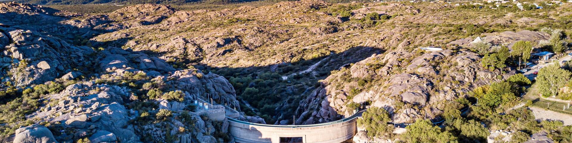 Represa famosa denominada "Dique El Cajón" ubicado en la ciudad de Capilla del Monte, Provincia de Córdoba, Argentina, con el cerro "Uritorco" el segundo mas alto de Córdoba, de fondo.
