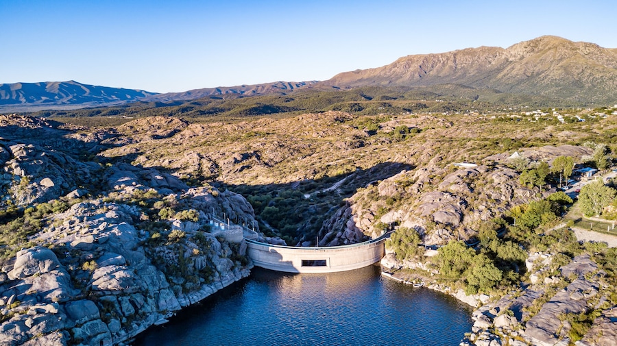 Represa famosa denominada "Dique El Cajón" ubicado en la ciudad de Capilla del Monte, Provincia de Córdoba, Argentina, con el cerro "Uritorco" el segundo mas alto de Córdoba, de fondo.