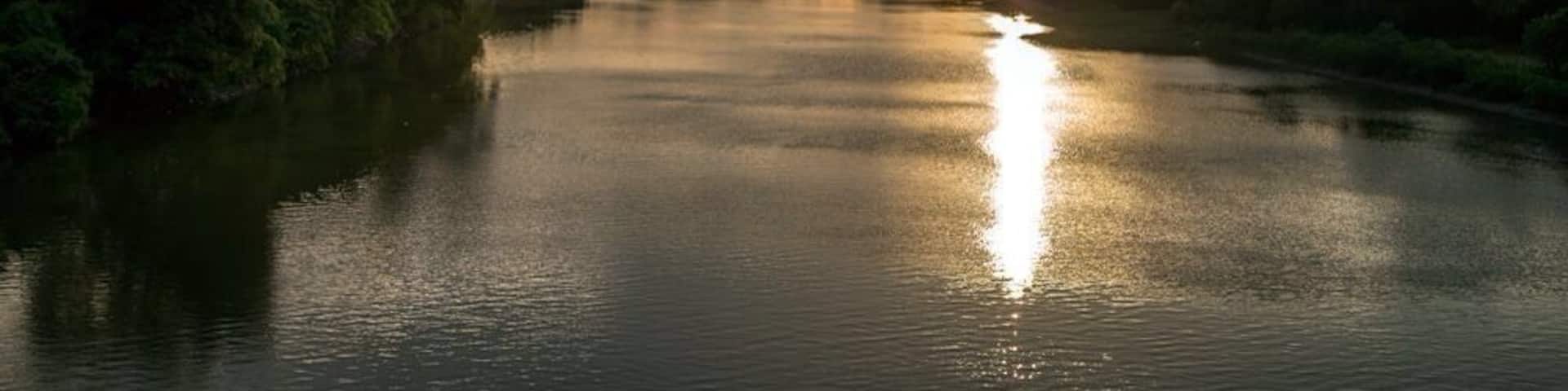 On our way from Cuc Phuong national park to Hanoi we got lost. The sky was getting darker and darker and we thought we were gonna end up in a major storm. Luckily the sky cleared just in time for us to see the sun setting in the amazing nature of Vietnam. I have no idea where this place is exactly, since we were so lost, but it sure is stunning:) #troverdetour #outdoor #vietnam #nationalpark #goldenhour #waterlust