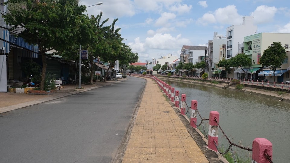 Nice canal walks. Can Tho is a city of small and large bridges with beautiful walkways along the canals leading to bridges. Kinda out of the tourist area.