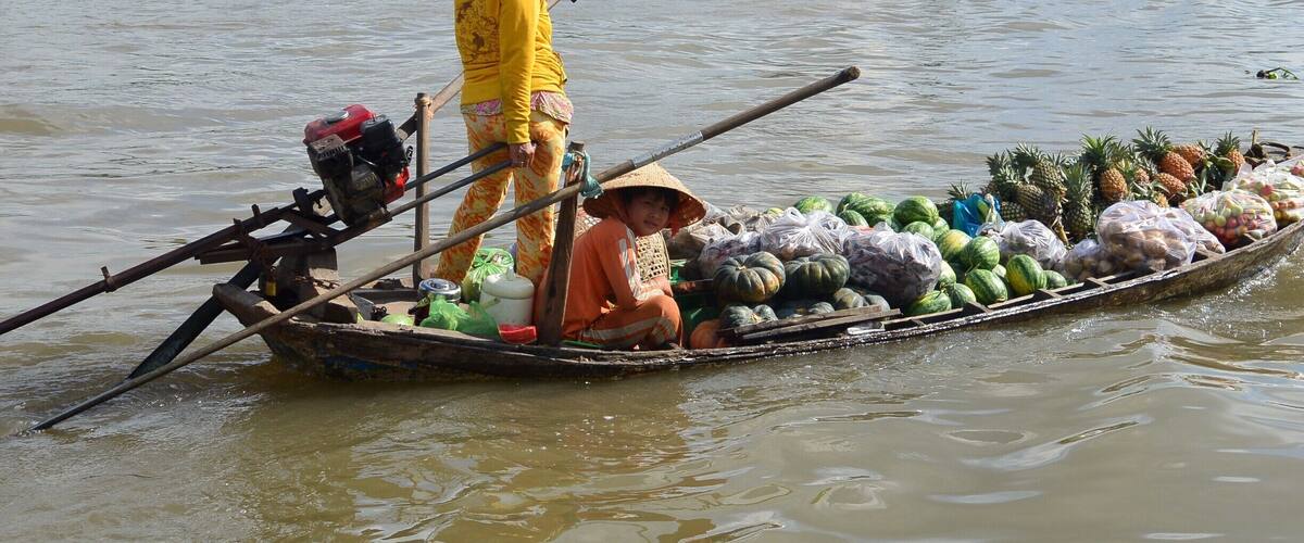 I had never been to a floating market before and the one I visited with a boat in Can Tho was really interesting. The women and men who tried to sell their goods, hopped from one boat to another like acrobats. This woman and her kid were still on their way to the market, but had filled their boat as much as possible with their fresh fruits. #market #MArket #floatingmarket #fruits #asianfood #vietnam