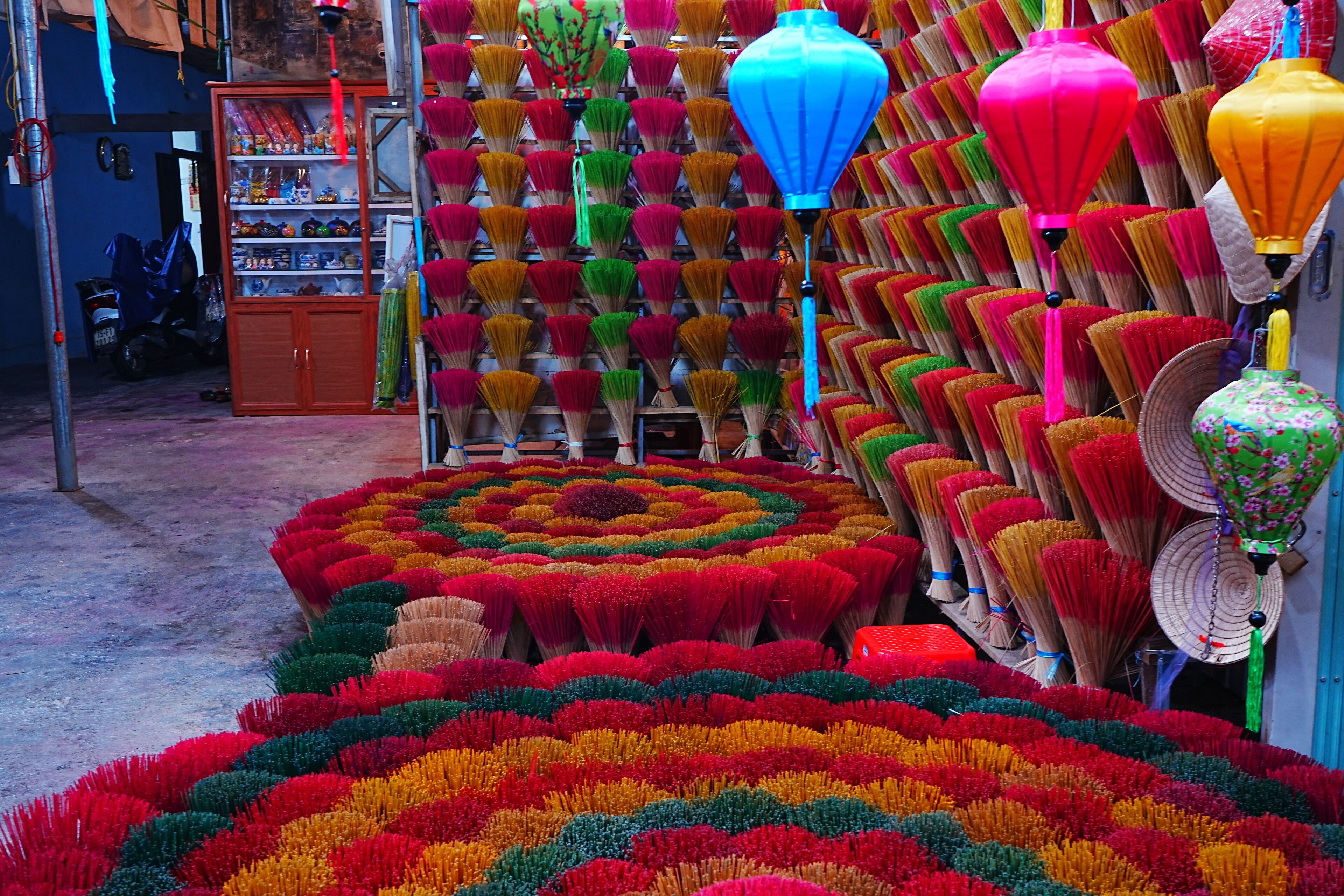 Un mercado vibrante con faroles coloridos y una gran variedad de productos a la vista.