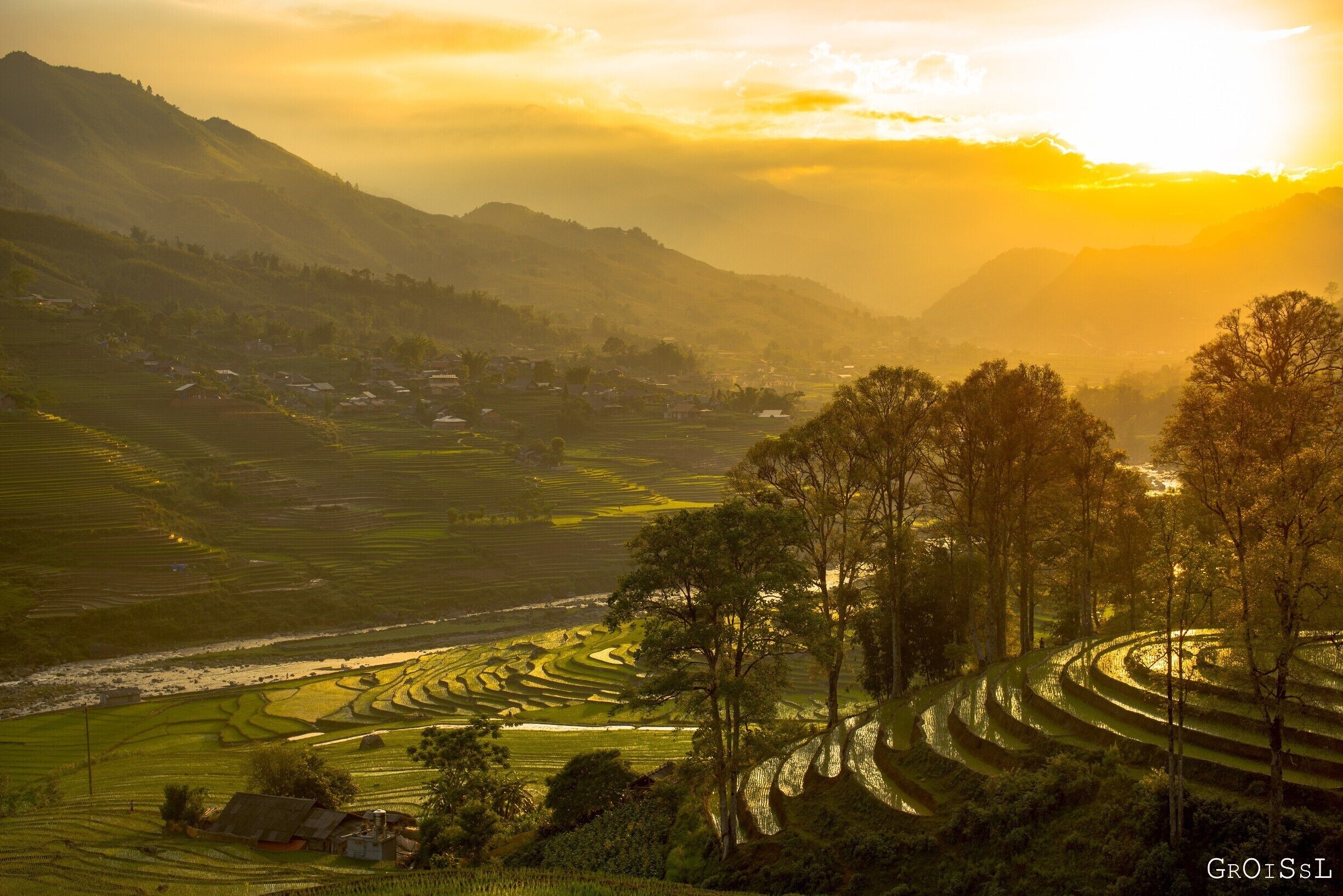 Sunset over the rice terraces in Lao Cai.
 #LàoCai #LaoCai #vietnam #seasia #asia #travel #vietnamnature #vietnamstreetphotography #vietnamstreetphoto #instagood #natgeo #igdaily #yourshot #rice #ricefield #ricefields #harvest #northernvietnam #countryside #motorbike #motorbiketrip #motorbiketrip2017 #ricepatties #exploretheworld #explorer #viewpoint #adventurer #adventurethatislife #adventureisoutthere #adventureawaits
