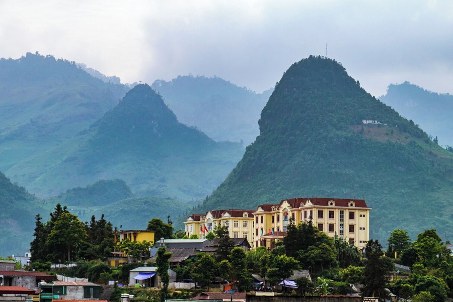 As we drove along the Noth eastern border with China, I always felt somewhat uneasy when coming into tiny towns in the middle of nowhere with massive government buildings such as the ones in Muong Khuong.