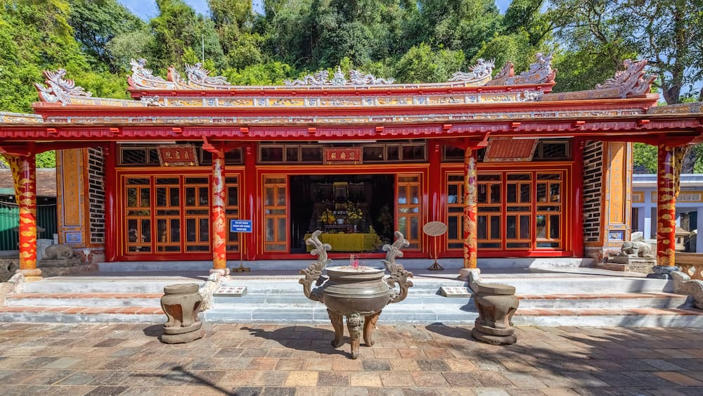 The Hon Chen Pagoda is one of the ancient pagoda in Hue city.It is located on the banks of the Perfume River in Vietnam's historic city of Hue.
