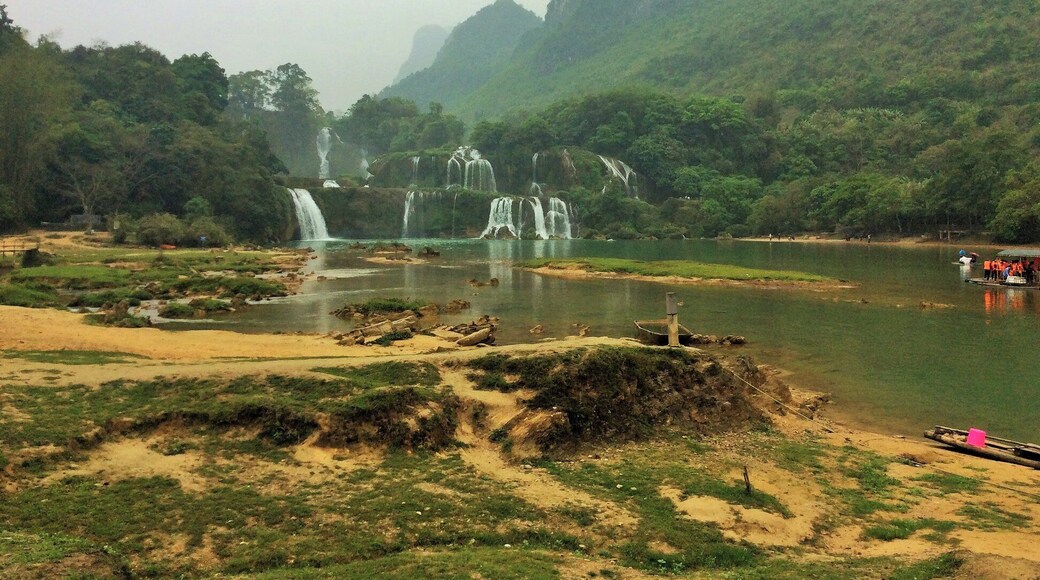 The waterfall shared by Vietnam (Ban Gioc) and China (Detian Falls)