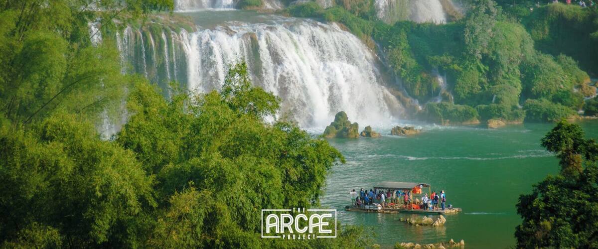 We woke up before sunrise that day, so we would have enough time to make it down to Thac Ban Gioc--right in the border with China--and back to Cao Bang on a single day.
Basically cramming a 2-days ride into a single one, after having committed to a detour that would take us deeper North that we had first expected.
But true to what people had told us, the whole Cao Bang district ended up being a true delight to drive through.
With a uniquely beautiful landscape, I can be sure we all were teary-eyed at different times during our days there, and having reached Ban Gioc within the schedule we had said gave us the necessary morale boost to finish our tour with great energies.
--
Pictured: A group of Chinese tourists approach Thac Ban Gioc in one of the many boats one can hire from the Chinese side of the waterfall--seen from the Vietnamese side.