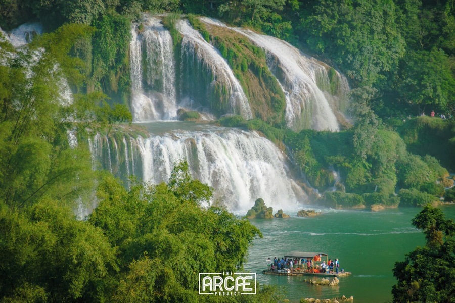 We woke up before sunrise that day, so we would have enough time to make it down to Thac Ban Gioc--right in the border with China--and back to Cao Bang on a single day.
Basically cramming a 2-days ride into a single one, after having committed to a detour that would take us deeper North that we had first expected.
But true to what people had told us, the whole Cao Bang district ended up being a true delight to drive through.
With a uniquely beautiful landscape, I can be sure we all were teary-eyed at different times during our days there, and having reached Ban Gioc within the schedule we had said gave us the necessary morale boost to finish our tour with great energies.
--
Pictured: A group of Chinese tourists approach Thac Ban Gioc in one of the many boats one can hire from the Chinese side of the waterfall--seen from the Vietnamese side.