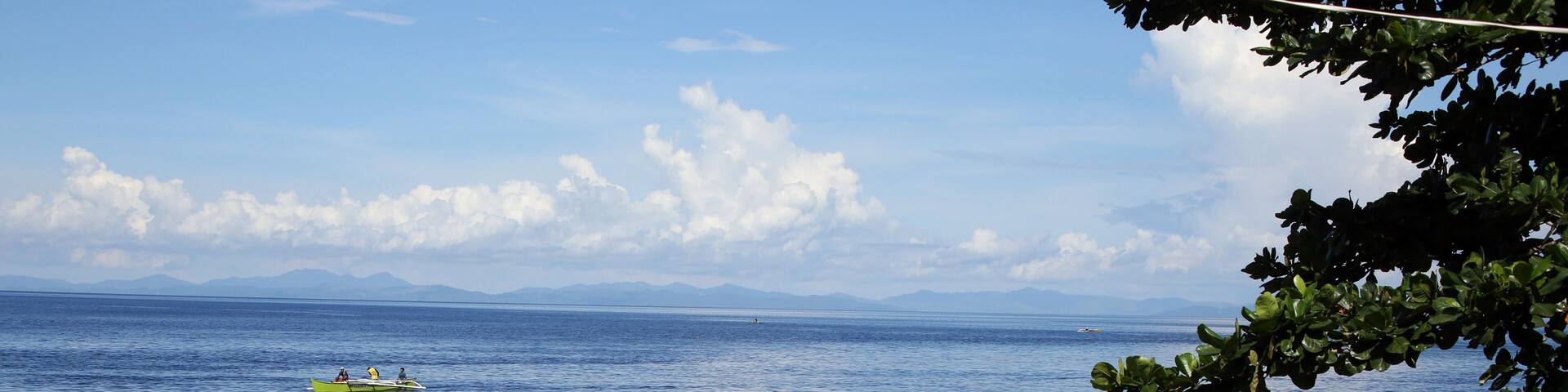Auslegerboote am Steinstrand